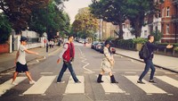 Sora Aoi liburan ke Inggris bersama dengan teman-temannya. Bersama temannya, Sora pun meniru pose The Beatles di Abbey Road yang terkenal itu. (Instagram/Sora Aoi)