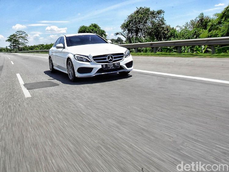 Ngebut dengan Mercedes-Benz C200 AMG Line