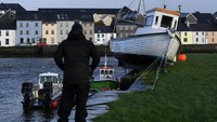Kapal yang nangkring di dermaga di Galvin, Irlandia.