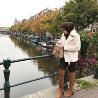 Ratna Galih liburan ke Amsterdam pada 2016 dengan memakai coat berbulu dan boots tinggi. Tas Gucci canvas warna cokelat yang dibawanya kala itu. Harganya belasan juta rupiah. Foto: Dok. Instagram