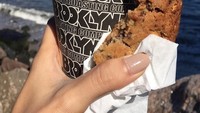 Saat di New York, Atiqah juga tak melewatkan chocolate cookie chips dan kopi. Foto: Instagram Atiqah Hasiholan