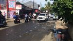 Ban Bekas Tambal Lobang Jalan Rusak di Bekasi