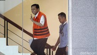 Setelah sidang, Novanto kembali diperiksa KPK. Dia pun kembali mengumbar senyum (Foto: Grandyos Zafna.)