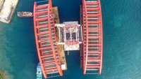 Lebar jembatan adalah 21 meter yang terdiri 4 lajur 2 arah dilengkapi median jalan. Pool/PUPR.