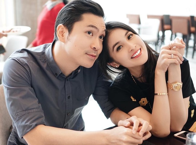 Harvey Moeis adalah suami Sandra Dewi. Keduanya tampak serasi karena sama-sama berwajah rupawan.  Foto: Instagram