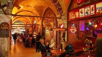 Grand Bazaar Istanbul merupakan salah satu pasar tradisional tertua dan terbesar di dunia yang dibangun pada tahun 1461.