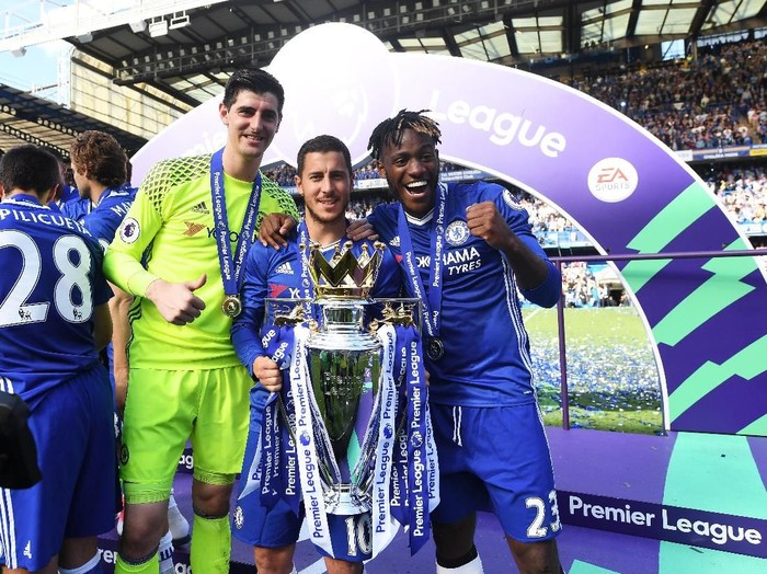 LONDON, ENGLAND - MAY 21: Thibaut Courtois of Chelsea, Eden Hazard of Chelsea and Michy Batshuayi of Chelse  pose with the Premier League Trophy after the Premier League match between Chelsea and Sunderland at Stamford Bridge on May 21, 2017 in London, England.  (Photo by Michael Regan/Getty Images)