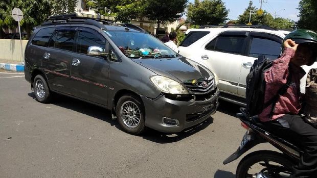 Mobil Innova yang bumpernya mengalami kerusakan