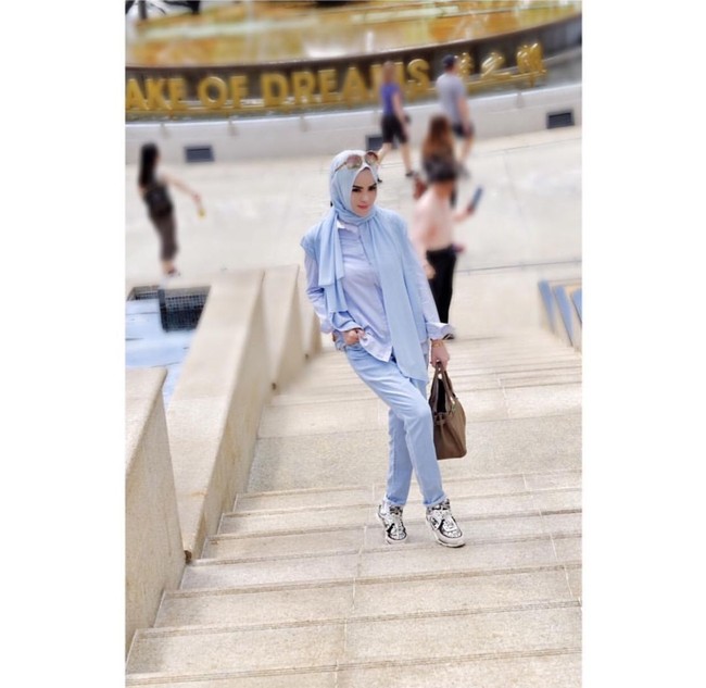 Angel Lelga memang sering memakai tas bermerek seharga ratusan juta rupiah seperti Hermes. Kali ini Angel Lelga memakai tas Hermes Birkin yang harganya kurang lebih US$ 14200 atau sekitar Rp 190 jutaan saat liburan ke Singapura. Foto: Dok. Instagram