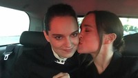 Pada September lalu pun Ellen pernah berkolaborasi dengan menyanyikan lagu Lucky milik Britney Spears, dengan Emma yang menjadi penari latarnya. (Dok. Instagram/ellenpage)