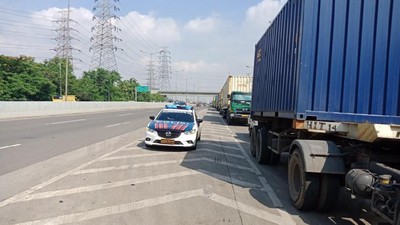 Foto: Detik-detik Ibu Hamil Melahirkan di Mobil PJR