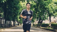 Selain di gym, Kenny juga gemar jogging lho. Foto: Instagram/@kennyauztin