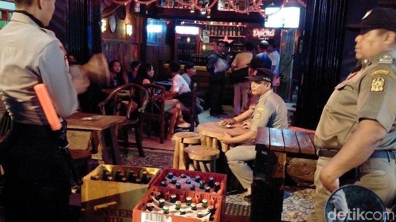 Razia Kafe di Prawirotaman Yogya, Petugas Sita Ribuan Botol Miras Razia Kafe di Prawirotaman Yogya, Petugas Sita Ribuan Botol Miras