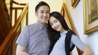 Kemesraan Aldi Bragi saat Ririn Dwi Ariyanti hamil anak ketiganya. Foto: Instagram