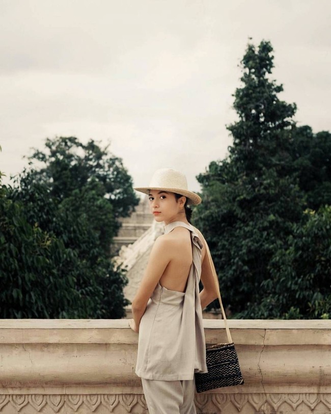 Tak hanya kasual, Putri Marino juga bisa tampil elegan. Namun ia tetap memberi sentuhan etnik melalui tas. Foto: Instagram Putri Marino