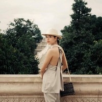 Tak hanya kasual, Putri Marino juga bisa tampil elegan. Namun ia tetap memberi sentuhan etnik melalui tas. Foto: Instagram Putri Marino