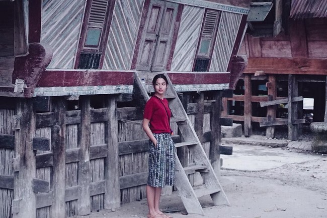 Dalam foto berikut, Putri Marino lagi-lagi memadukan atasan simpel dengan celana bermotif. Foto: Instagram Putri Marino