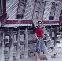 Dalam foto berikut, Putri Marino lagi-lagi memadukan atasan simpel dengan celana bermotif. Foto: Instagram Putri Marino