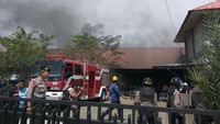 Polisi masih berjaga-jaga dibantu TNI.