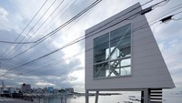 Rumah yang berada di Sagami Bay, Honshu, Jepang ini disebut sebagai Rumah Jendela. Istimewa/Broadsheet.