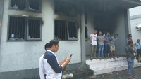 Kaca-kaca pecah dibakar Napi.