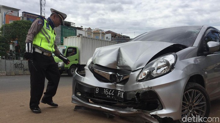 Mobil Tabrak Tiang Jembatan Rel Kereta Matraman, Penumpang Pingsan