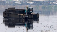 Lumpur waduk dikeruk untuk mengantisipasi pendangkalan.
