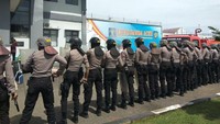 Di dalam terdengar beberapa kali suara letusan diduga senjata. Prajurit TNI dan polisi saat ini sudah berhasil masuk ke dalam. Hingga saat ini belum ada keterangan resmi dari polisi terkait kerusuhan tersebut. Kerusuhan mulai terjadi sekitar pukul 11.30 WIB tadi. Ruangan depan LP hangus terbakar.