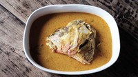 Sesekali pemain film Jamila dan Sang Presiden ini makan gulai kepala ikan. Nyamm! Foto: Instagram Atiqah Hasiholan