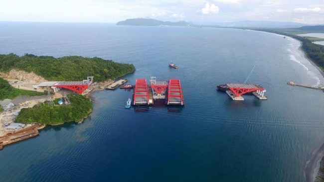 Perjalanan Panjang Jembatan Kebanggaan Jokowi di Papua