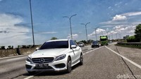 Saat pedal gas diinjak agak dalam, mobil langsung melaju cukup cepat.