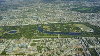 Hyde Park, Inggris. Keluarga Kerajaan Inggris menyukai ruang terbuka hijaunya. Ada delapan taman kerajaan di London dan juga bisa terbuka untuk rakyat biasa. Setiap tahun, lebih dari satu juta orang berduyun-duyun ke Hyde Park, salah satu dari yang terbesar, untuk berpiknik, berjemur, berlari, berenang, menaiki kapal di Danau Serpentine, hingga menonton konser (Dok. Thinkstock)