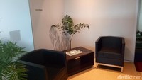 Ruangan itu ada di sebelah kiri dari lift. Terdapat penunjuk nama ruangan untuk membantu pengunjung. Sebelum masuk ke ruangan tersebut, teradpat pula ruang tunggu bagi tamu.