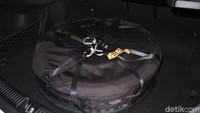 Ban serep juga disediakan oleh Mercy, namun karena tak ada ruang khusus sehingga ban serep ditaruh di bagasi mobil. Ruang bagasi pun menjadi termakan akibat ban serep itu.