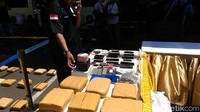Polisi selanjutnya menggeledah truk tersebut.