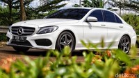 Fitur-fitur canggih juga sudah tersemat di mobil ini mulai dari Active Brake Assist, Adaptive Brake Lights, airbag di bagian pengemudi, penumpang depan, lutut, dan di jendela, wiper sensor hujan, ambient lighting, dan juga kamera parkir.