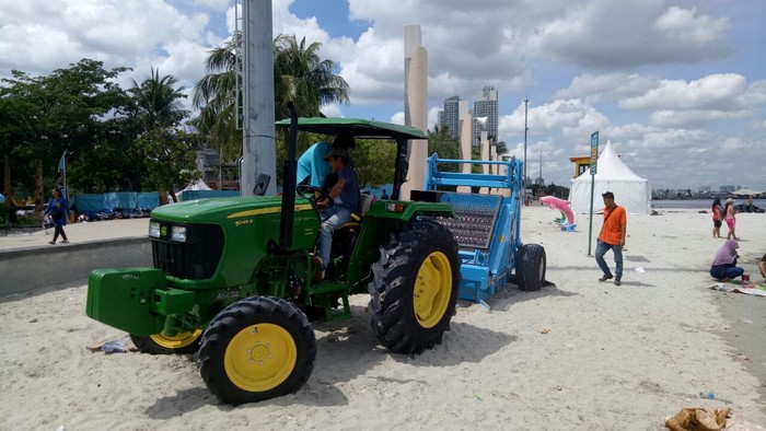 Jaga Kualitas Pantai, Ancol Tambah Beach Cleaner