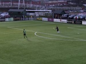 Dari Area Gawang Sendiri, Kiper Ini Cetak Gol Pembuka Tahun di Liganya