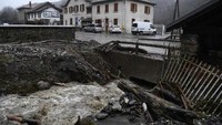 Badai terjadi di desa Moretel-de-Mailles, dekat kawasan Crets-en-Belledonne, Auvergne-Rhone-Alpes, Prancis. Foto: CHARLY TRIBALLEAU/ AFP PHOTO