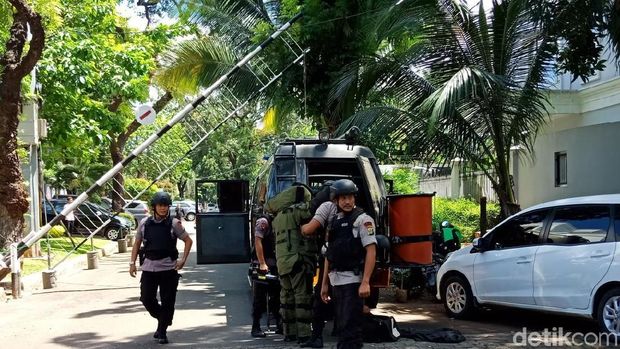 Tim Gegana Polda Metro Jaya mendatangi rumah dinas Duta Besar Myanmar untuk Indonesia, Kamis (4/1/2018)
