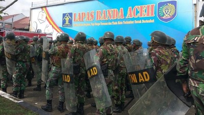 Foto: LP Aceh Mencekam! TNI-Polri Diterjunkan Redam Kerusuhan Napi