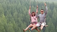 Irfan diketahui pesinetron pendatang baru. Ely diketahui bercerai berkali-kali karena dikecewakan oleh pria muda.  Foto: Instagram/elysugigi_real