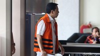 Dari pantauan, Novanto tiba pukul 13.47 WIB, Kamis (4/1/2018). Dia tampak mengenakan kemeja putih berbalut rompi tahanan KPK warna oranye.