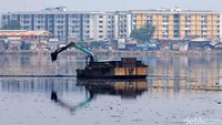 Waduk Pluit yang terletak di Jakarta Utara dikeruk.