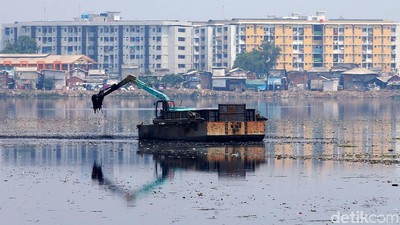 Waduk Pluit Dikeruk