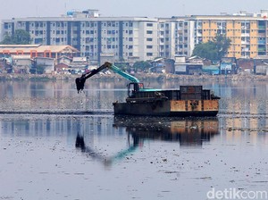 Jelang Musim Hujan, Pemprov DKI Keruk 14 Waduk