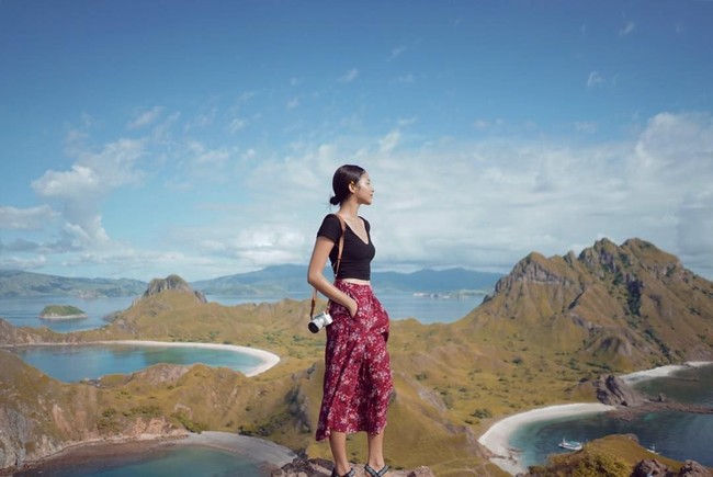 Dalam foto ini, Putri Marino yang pernah jadi presenter My Trip My Adventure Trans TV tersebut juga mengandalkan rok bercorak floral. Foto: Instagram Putri Marino
