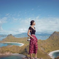 Dalam foto ini, Putri Marino yang pernah jadi presenter My Trip My Adventure Trans TV tersebut juga mengandalkan rok bercorak floral. Foto: Instagram Putri Marino