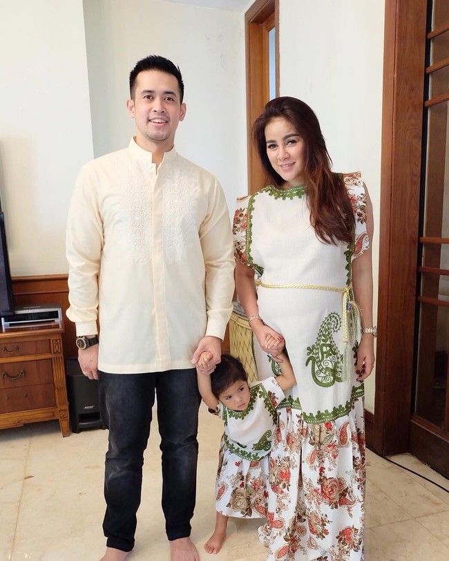 Suami Olla Ramlan, Aufar Hutapea juga memiliki wajah yang rupawan. Bersama Olla Ramlan, keduanya tampak serasi.  Foto: Instagram