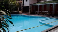 Kedua korban datang bersama seorang bocah lainnya, Siti (10). Mereka sengaja datang ke hotel untuk berenang di kolam renang hotel tersebut dengan membayar Rp 8.000.